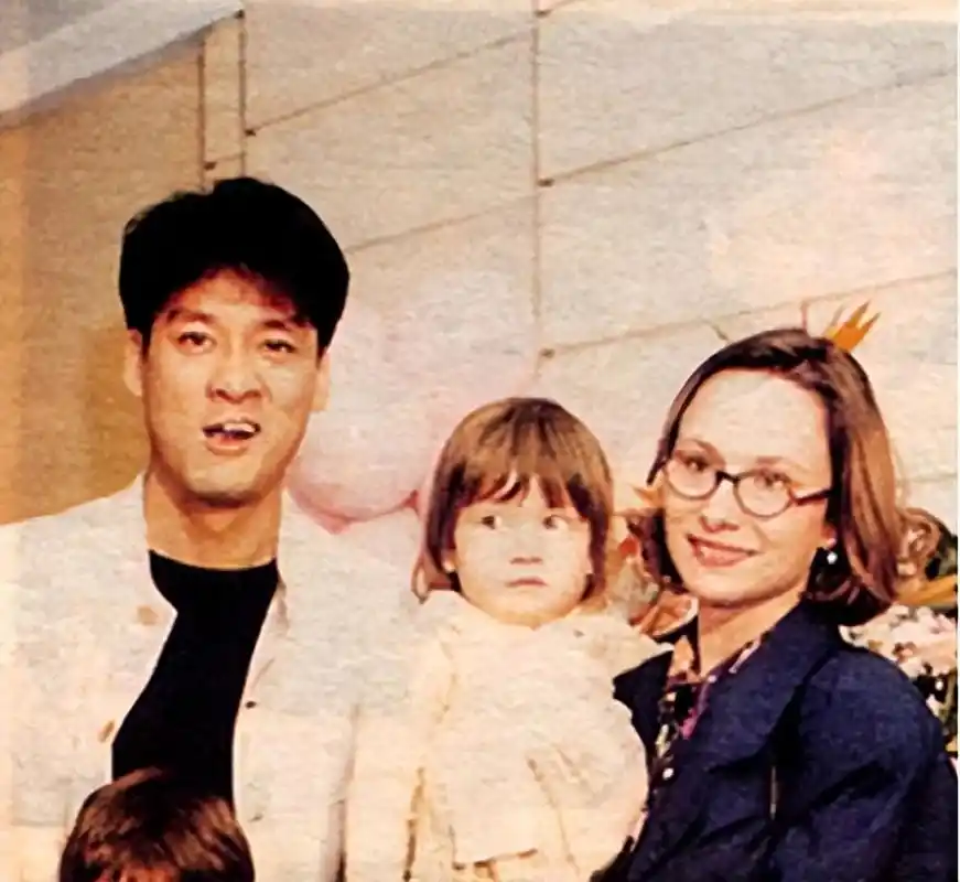 63岁周华健和外籍63岁老婆康粹兰同框不像夫妻更像母子