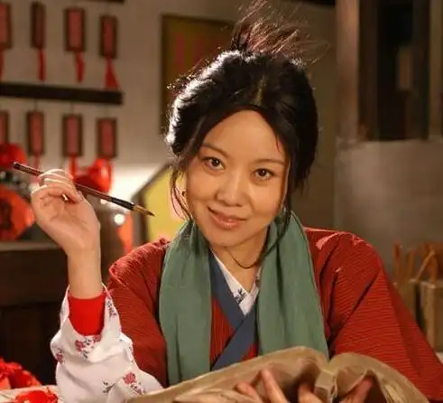 很多人认识闫妮都是透过她在2005年主演的古装情景喜剧《武林外传》