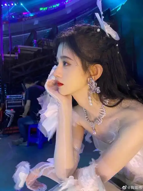 鞠婧祎真实身高被揭开!但这位姐丝毫不在意,又发最新九宫格自拍