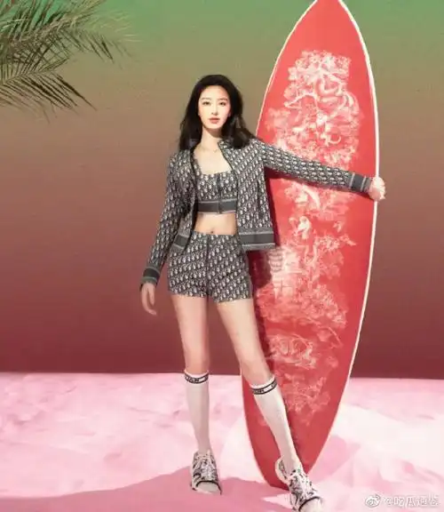 杨采钰晒巴掌腰##杨采钰露脐大片#6月28日,杨采钰露脐装大片曝光