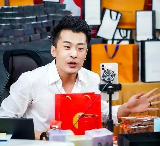 辛巴下跪高调宣告回归耗资百万打造灯光秀