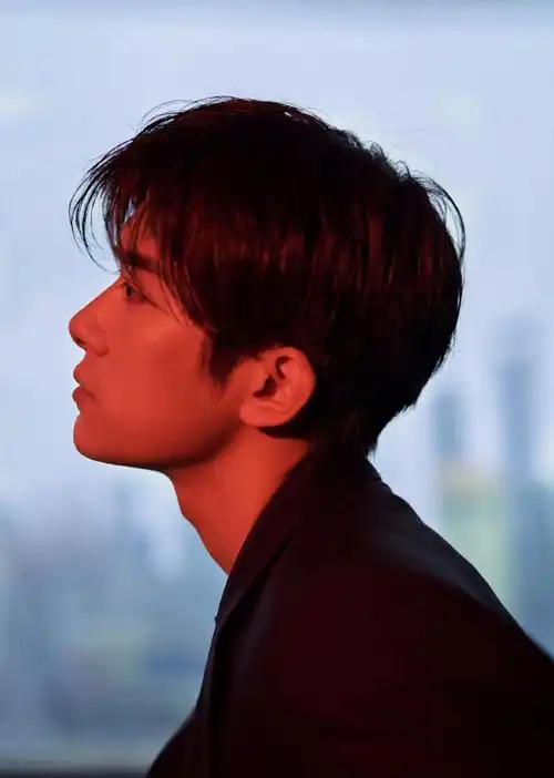 组图:易烊千玺全黑西装文雅帅气 靠沙发侧颜精致喉结性感