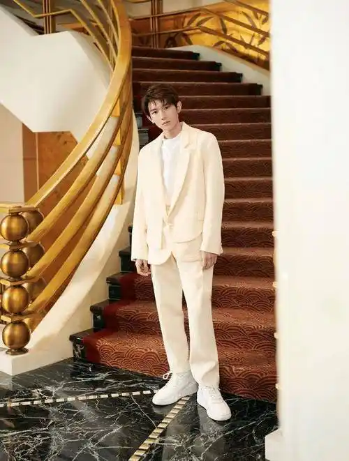 原创有种断骨式长大叫王源1米8身材比例引热议不愧是三小只最帅