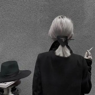 冷酷女生抽烟背影头像图片