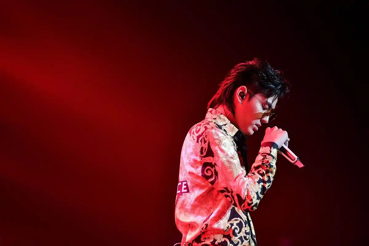 头条盛典压轴表演!嘻哈小王子吴亦凡炫酷登台 歌曲串烧酷帅袭人