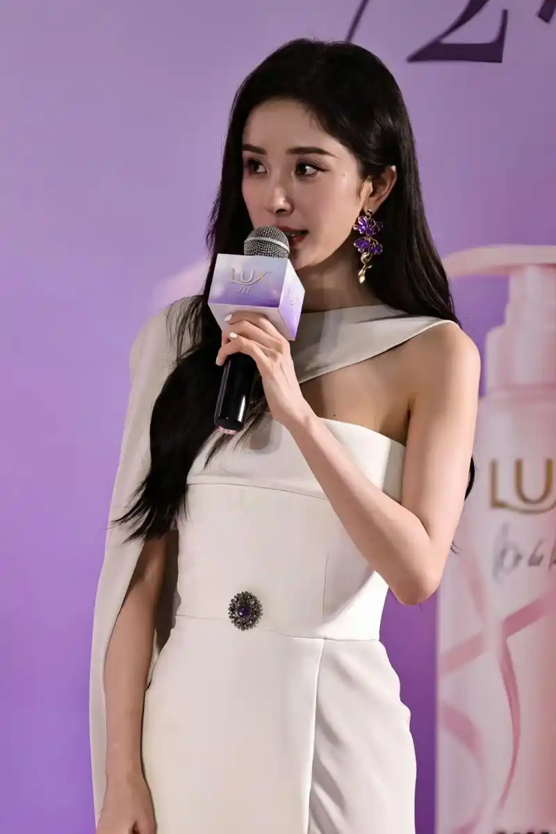 杨幂,今日现身成都某广场出席力士品牌线下活动生图直拍[送花花]这