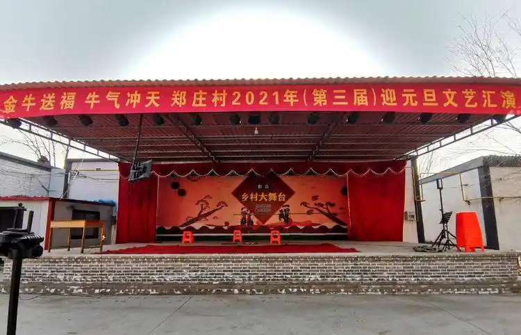 并在中心广场搭了一个大舞台,灯光,音响,卡拉ok一应俱全.