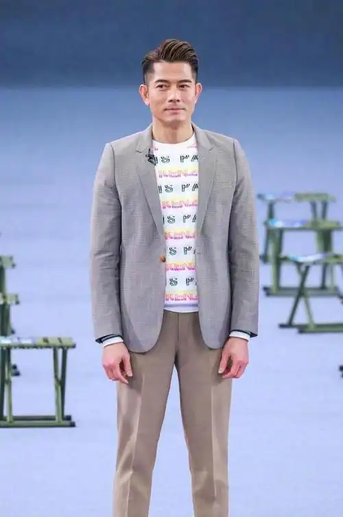 54岁郭富城不服老背头发型配西装变帅大叔男神颜值不输小鲜肉