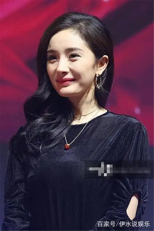 导语:杨幂穿旗袍大秀好身材,不料未修图曝光,显老