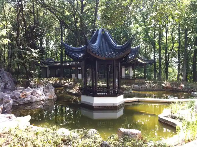 玉女山庄因玉女潭而得名山庄内有玉阳洞天和玉潭凝碧两主景玉女潭景区