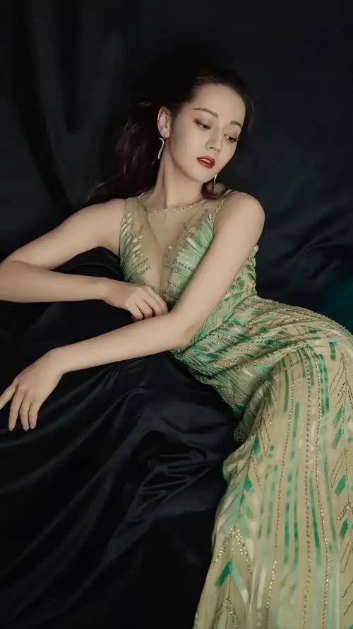 分享几张迪丽热巴的美照哦热巴真的是太美啦而且身材超级棒