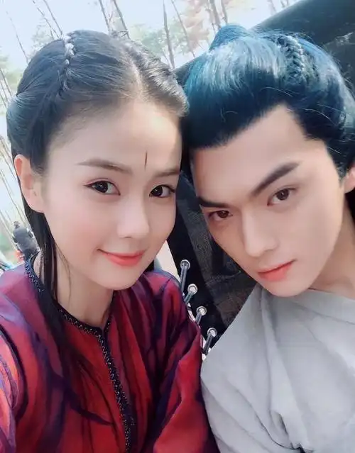 狗仔盯上白鹿曝她睡虞书欣cp王鹤棣捏许凯屁股亲妈都管不了