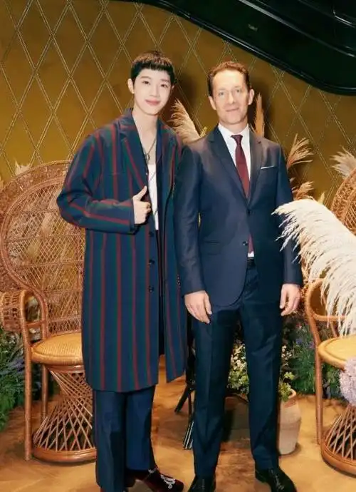 赖冠霖的腿有多绝?跟同身高的站一起,腿长是人家身材的2/3!