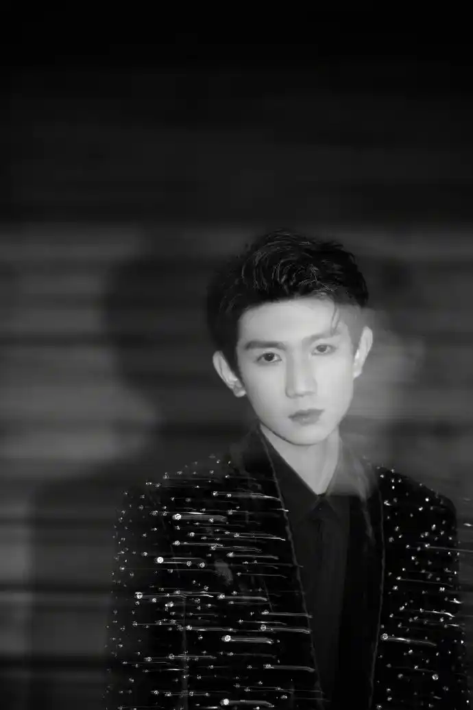 王源身着黑色西装 酷劲十足!