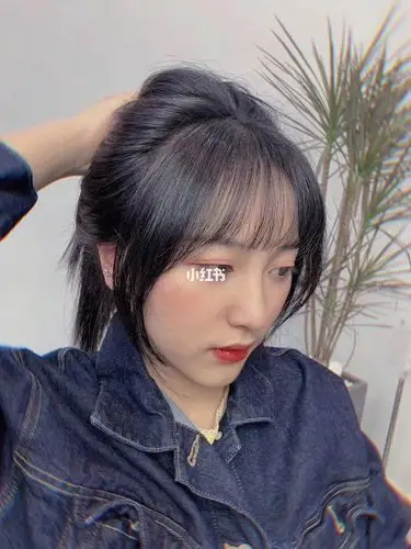 法式刘海它的重点设计在于脸颊两侧不规则碎发,但很有层次感,修饰脸型