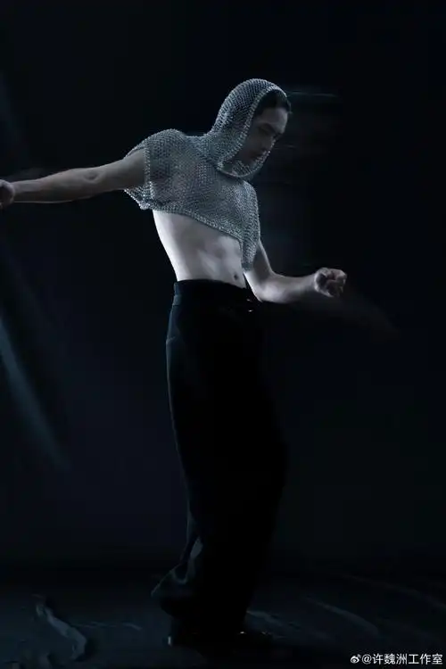 许魏洲露腹肌了