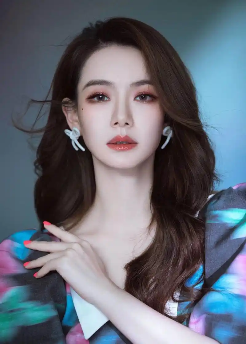 高清镜头下的戚薇,不仅优雅端庄,还很显贵气