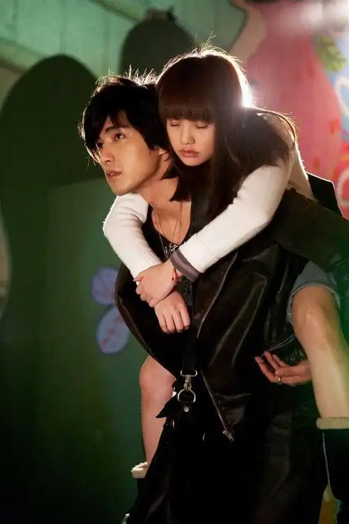 2005年,杨丞琳开始真正走红,偶像剧《恶魔在身边》爆火,专辑《暧昧》