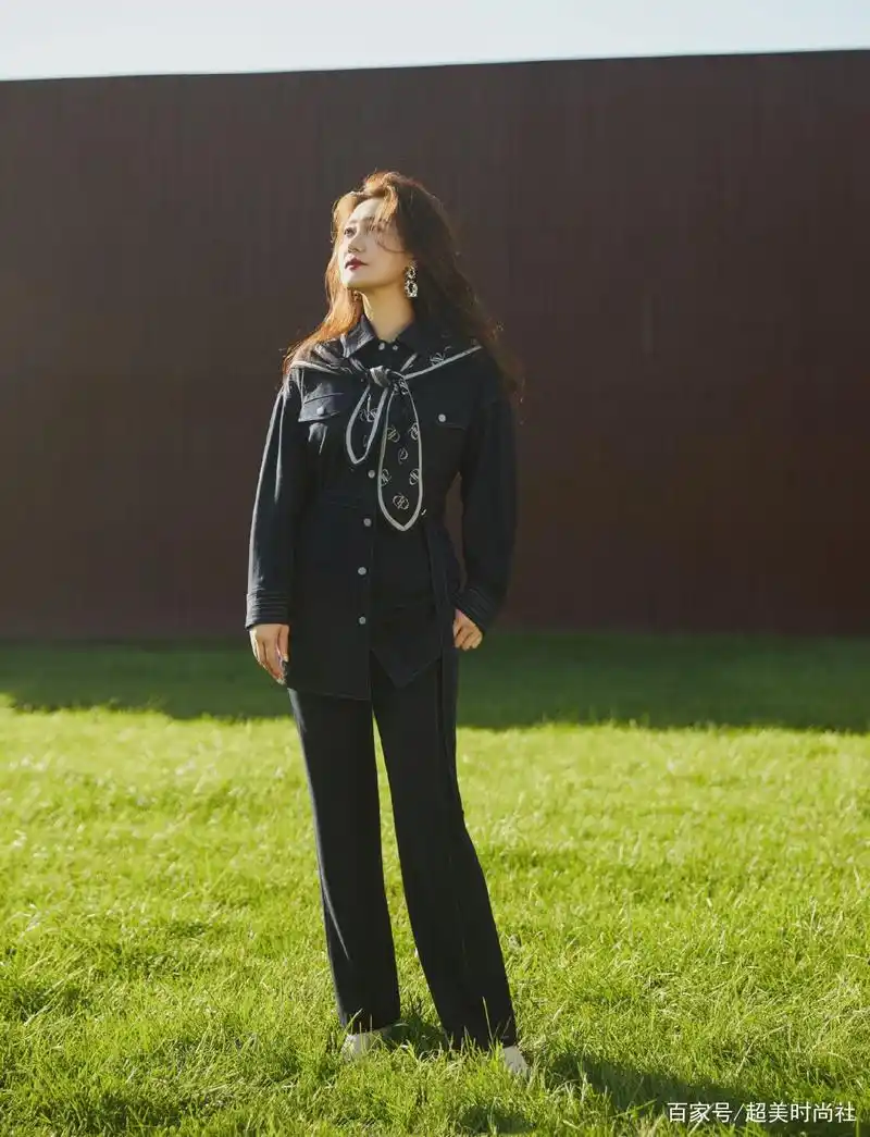 谭晶跨界给游戏唱主题曲,皮衣上身像玲花,老艺术家转型变时尚