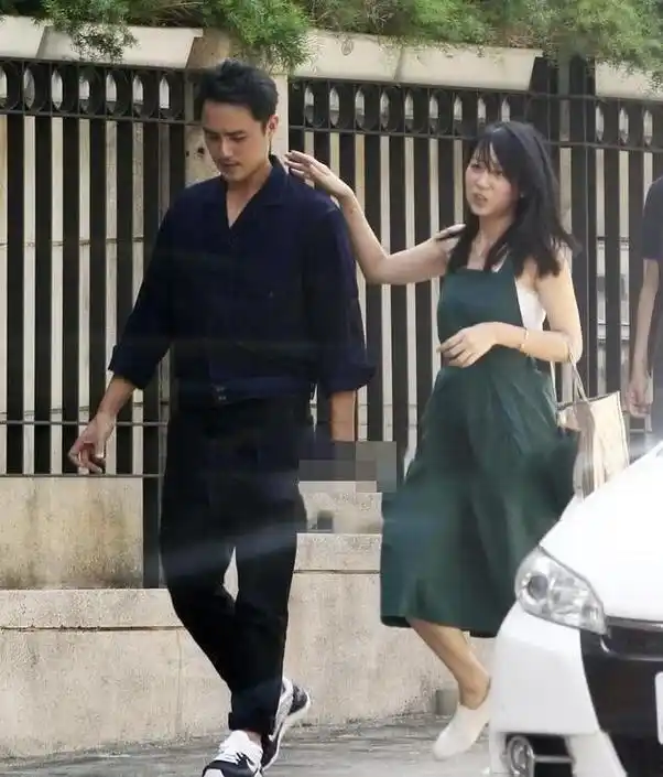 这一年他结婚了,妻子王婷萱很漂亮.