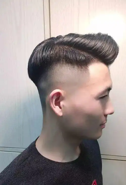 男生三七分短头发示范偏黄皮肤适合染的头发色彩