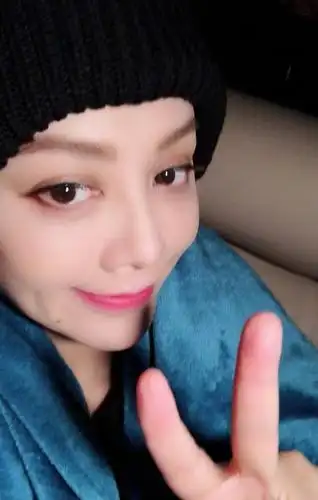 宁静唇妆粉嫩电眼撩人,自侃成长会有酒窝和痣,背景却吓坏粉丝