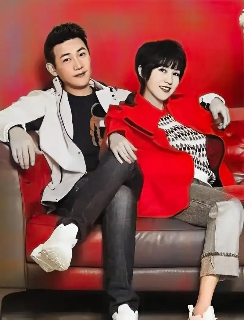 陆毅嫁给了鲍蕾,郭京飞嫁给了鲍莉.陆毅很早就成名了,岳母很喜欢他.