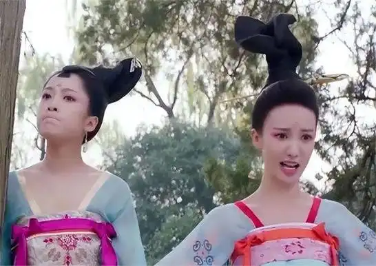 金晨,别再整了!与李沁原装脸同框才知道后天雕刻的尴尬,大家都懂