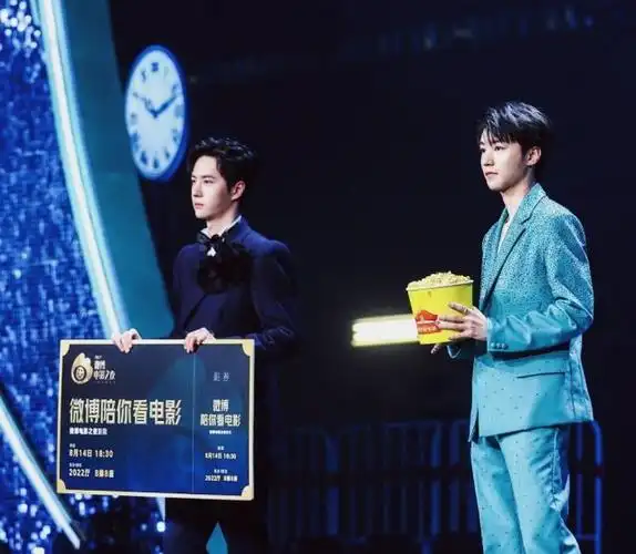 今晚的微博之夜,王俊凯和王一博同框,两个人同款站姿,就像是在照镜子