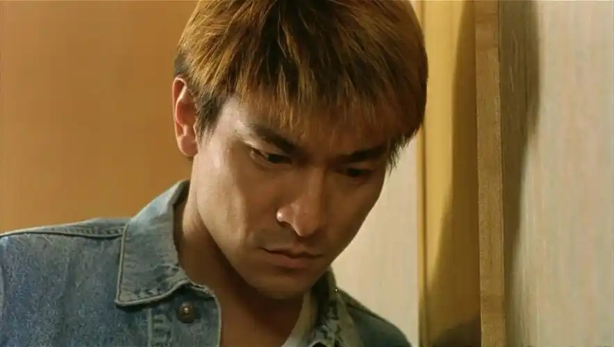 拼命三郎刘德华拼二胎成功,朱丽倩挺肚与6岁女儿现身中环