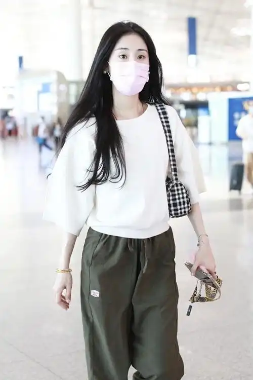 张碧晨的状态真好穿白色短袖t恤搭小脚裤清纯模样不减当年