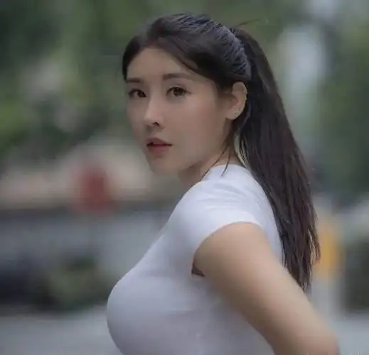 翘臀女神刘太阳,甜美长相吸引人魔鬼身材太耀眼,让人过目不忘