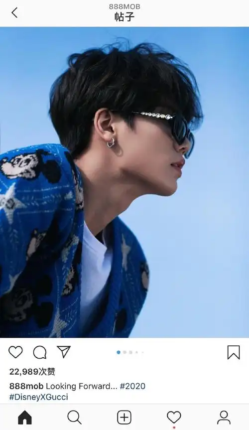 林彦俊蓝色米奇开衫