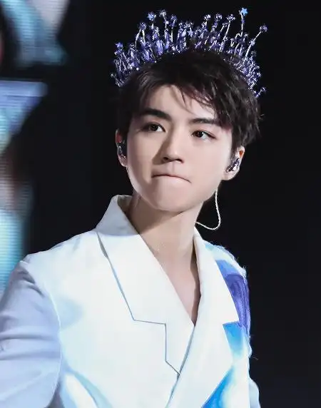 王俊凯头戴蓝冠耀亮全场,没想到却被她抢了戏,网友:我柠檬了!