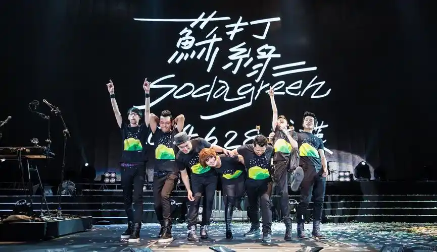 苏打绿武汉开唱现场火爆 团员互动玩借位
