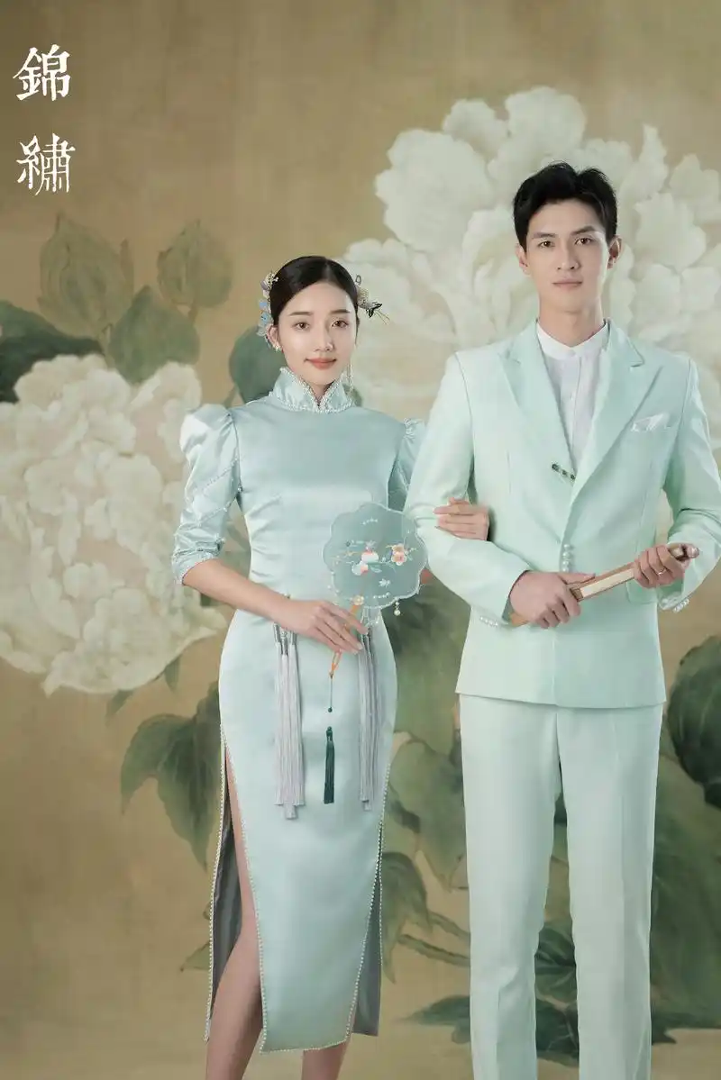 怎么能错过这么优雅温婉的旗袍婚纱照呢?