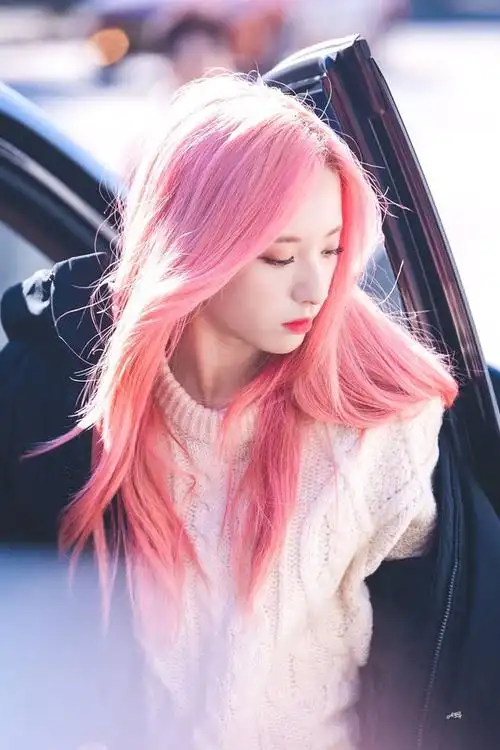 水 有没有姐妹可以发一下粉色长发女爱豆的照片