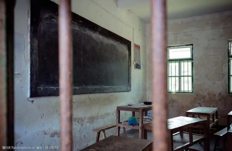陈旧的教室黑板课桌图片