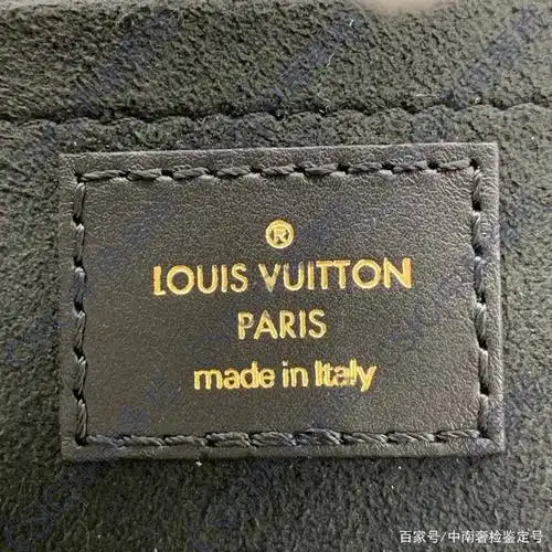 观察包身烫金字体,字体与lv标准字体一致,字迹清晰,符合正品工艺.