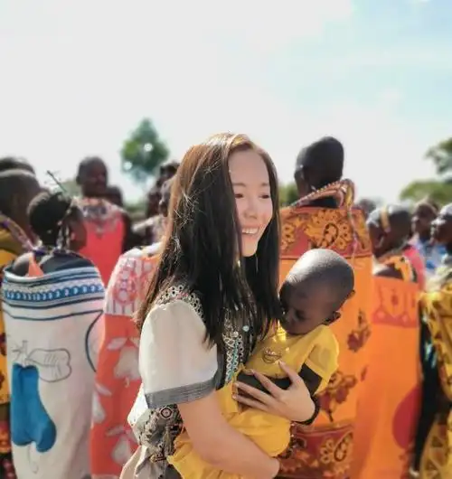 江一燕现身非洲好有爱,别人可能是炒作,只有她不让人觉得意外!