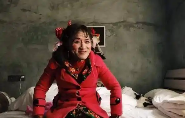 "大喜哥"刘佩麟,男扮女装16年,终日浓妆艳抹,他经历了什么?