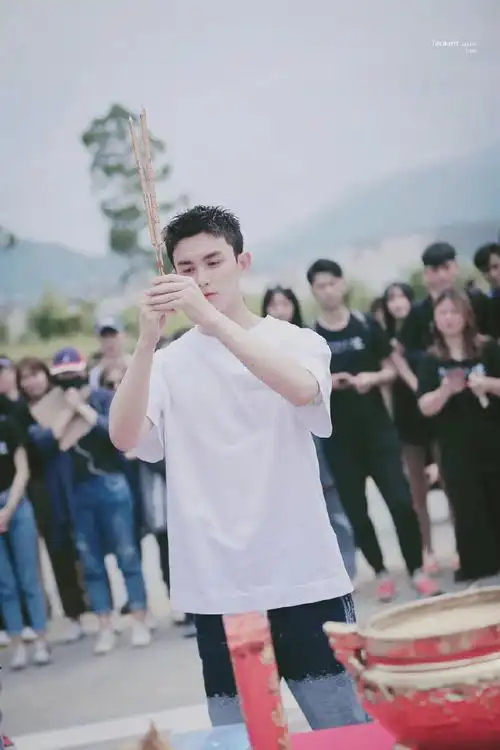 吴磊新剧牛仔外套造型路透##吴磊在暴雪时分