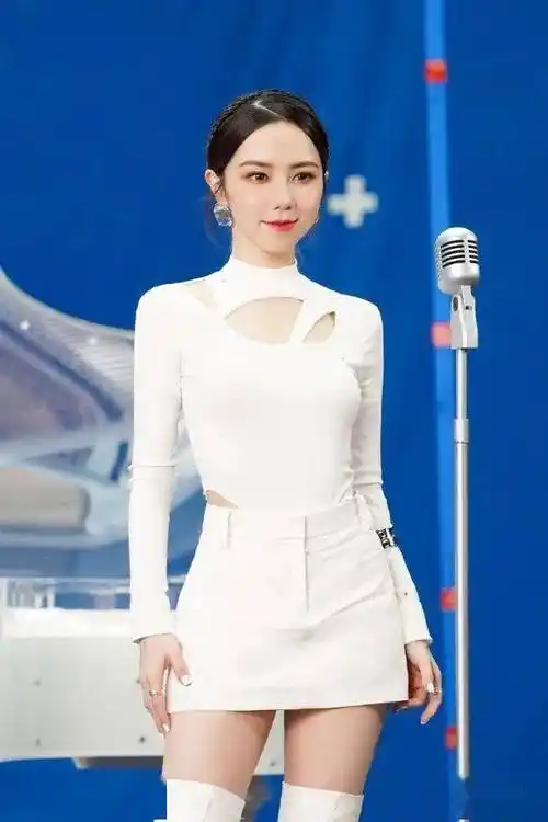 邓紫棋13岁试音片疯传,网民:炎明熹都冇碇企!_邓诗颖_片段_新人