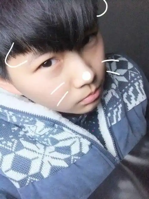 阳光18岁男孩真实照片本人自己的可以不同一男生真实生活照多张,阳光