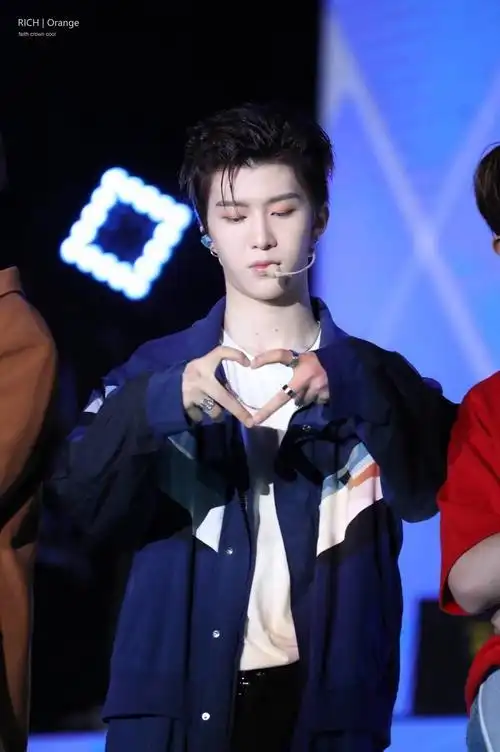 林彦俊 朱正廷 王子异 小鬼王琳凯 尤长靖他们的花式比心