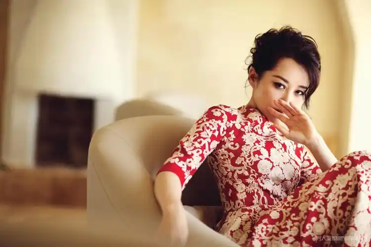 "魅力不减"许晴:靠商业大佬再度翻红,五十岁还能迷倒无数男人