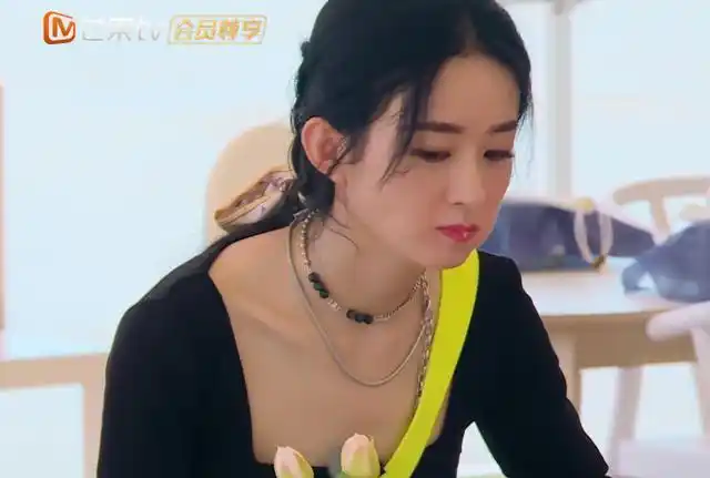 赵丽颖吃个饭穿露脐装,看了吃饱后的肚子懵了,真怀疑眼睛