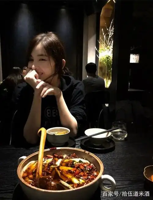 真羡慕娜扎, 火锅这种长肉又容易上火起痘的东西都敢吃,一般的女明星