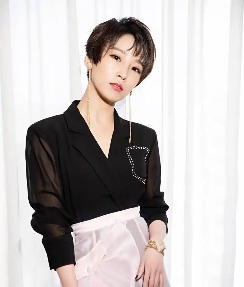 谢楠真给吴京"长脸",穿黑色上衣配纱裙,标志性短发太有质感_连衣裙