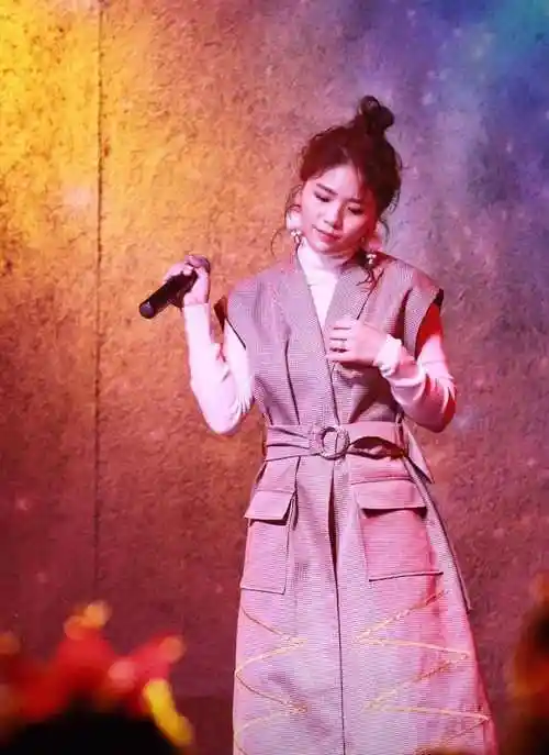 黄英真实身高(黄英终于惊艳一回,穿白衬衫半露香肩好时髦,碎钻长靴太